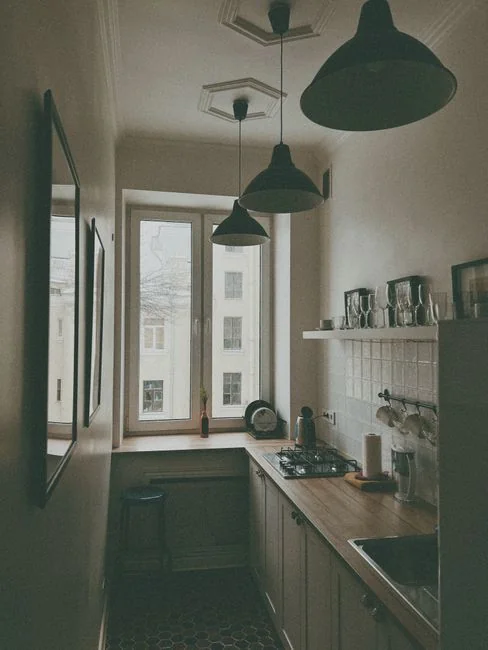 Un couple emballe des meubles dans un appartement lumineux, en vue d’un déménagement.
